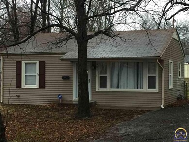 905 SW Watson Ave, Topeka, KS 66606 - photo 2