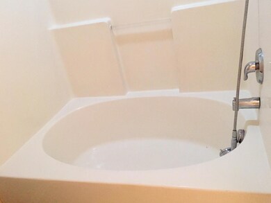 Spacious bathtub!
