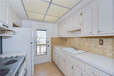 Nice size kitchen with lots of cabinets for storag