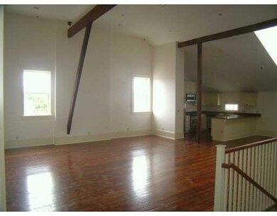 Photo. Living room with soaring ceilings