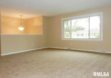 1105 N Clark St, Davenport, IA 52804 - photo 4