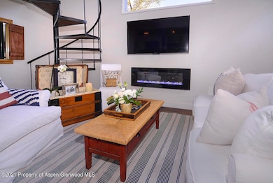 8 Riverside_04 living room