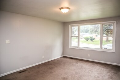 128 Toro Cir, Carpentersville, IL 60110 - photo 2