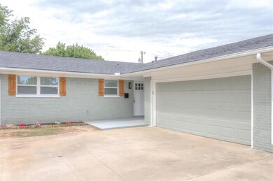 Ranch-style house with roof with shingles, concret