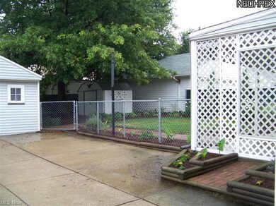 Beautifully landscaped, fenced in yard - complete 