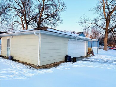 3111 E Clinton Ave, Des Moines, IA 50317 - photo 6