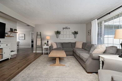 1011 Hermosa Dr, Central Point, OR 97502 - photo 2