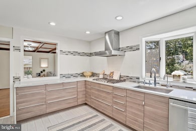 8904 Maxwell Dr, Potomac, MD 20854 - photo 6