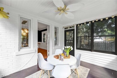 Sunroom with ceiling fan