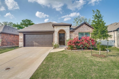 View of front of home featuring a front lawn, driv