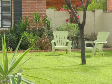 Willo District, Welcoming Front Lawn