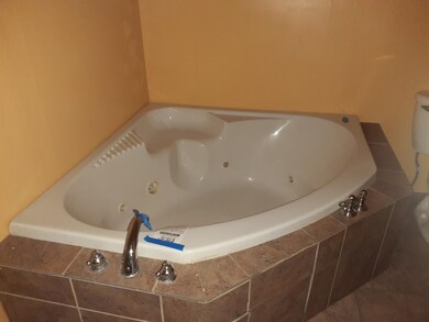 913 Lucas Tub