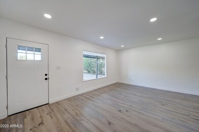 606 W 9th St-4