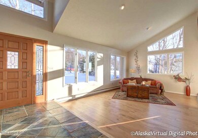 Living rm, hardwood floors,lots of light
