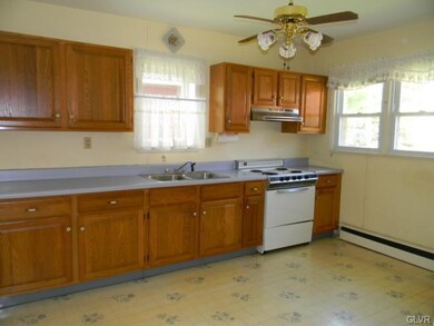 832 W Lafayette St, Easton, PA 18042 - photo 6