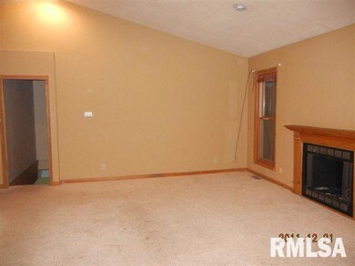 202 Delavan St, Lincoln, IL 62656 - photo 4