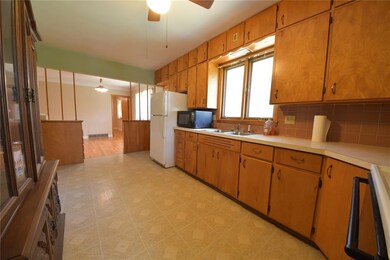 806 Suburban St NE, Cedar Rapids, IA 52402 - photo 5