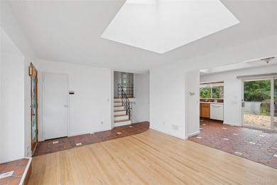 11 Montrose Dr, ComMacK, NY 11725 - photo 3