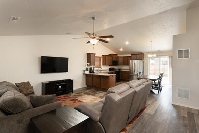 3132 SW Deschutes Ave, Redmond, OR 97756 - photo 5