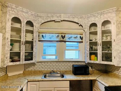 33 GAR KITCH CABINETS