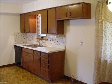 Built-in dishwasher, disposal and a handspray fauc