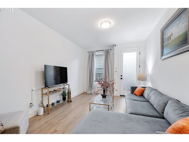 Living Room/Entrance