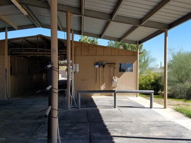 3 Grooming stalls