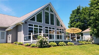 Unbelievable wall of windows to enjoy your view!