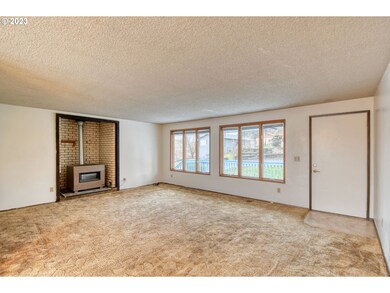 Living Room/Entrance