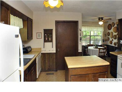 Spacious kitchen, great for entertaining.