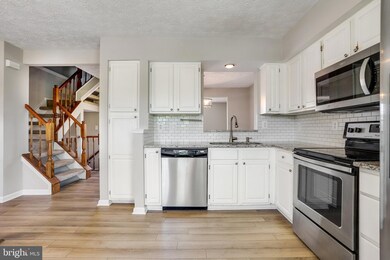 13315 Burkitts Rd, Fairfax, VA 22033 - photo 2