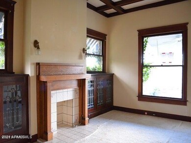 12701MainLivingRoom3-Empty