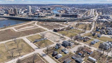 718 4th St NW, Cedar Rapids, IA 52405 - photo 3