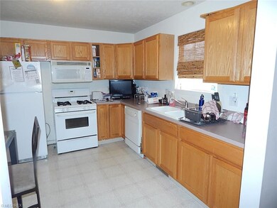 Oak eat-in kitchen
