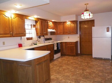 2105 S Hedgewood Dr, Bolivar, MO 65613 - photo 7