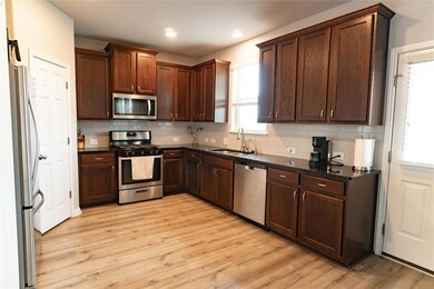 Kitchen with appliances with stainless steel fini