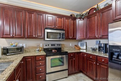 Custom cabinetry with Crown Molding, SS Appliances