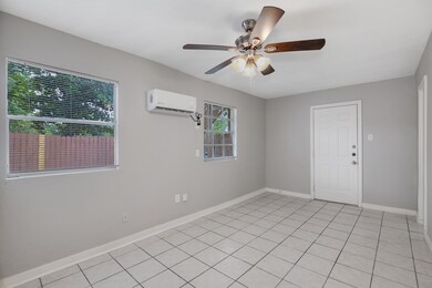 150 Hohldale St unit D, Houston, TX 77022 - photo 2