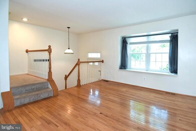 2304 Hunters Square Ct, Reston, VA 20191 - photo 2