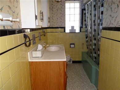 Master Bath/Spa. Main bah, good condition