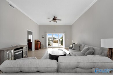 Tile flooring, crown molding, Ceiling fans, 11' ceiling