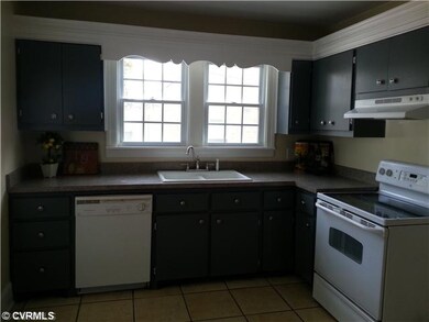 Kitchen - Tons of prep space.