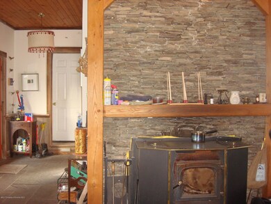 206 Rowland Ln, Dallas, PA 18612 - photo 2