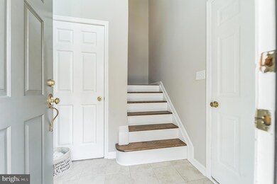 19950 Gateshead Cir, Germantown, MD 20876 - photo 2