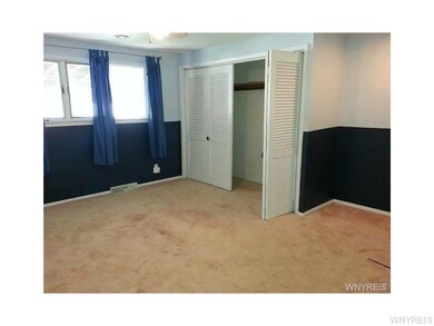 Master Bedroom LARGE MASTER WITH CLOSET, NEW RUGS 