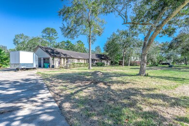 10 Kenny Ct, Alvin, TX 77511 - photo 2