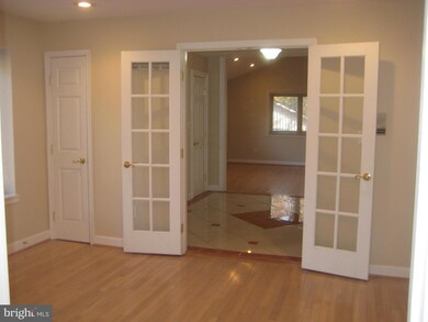 8022 Cypress Grove Ln, Cabin John, MD 20818 - photo 5