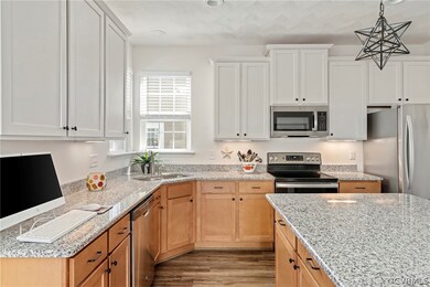 Granite, Island w/ seating, SS App, LVP, Walk-in P
