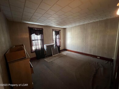 586 Lincoln St, Hazleton, PA 18201 - photo 4
