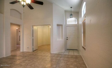 LR w/vaulted ceilings